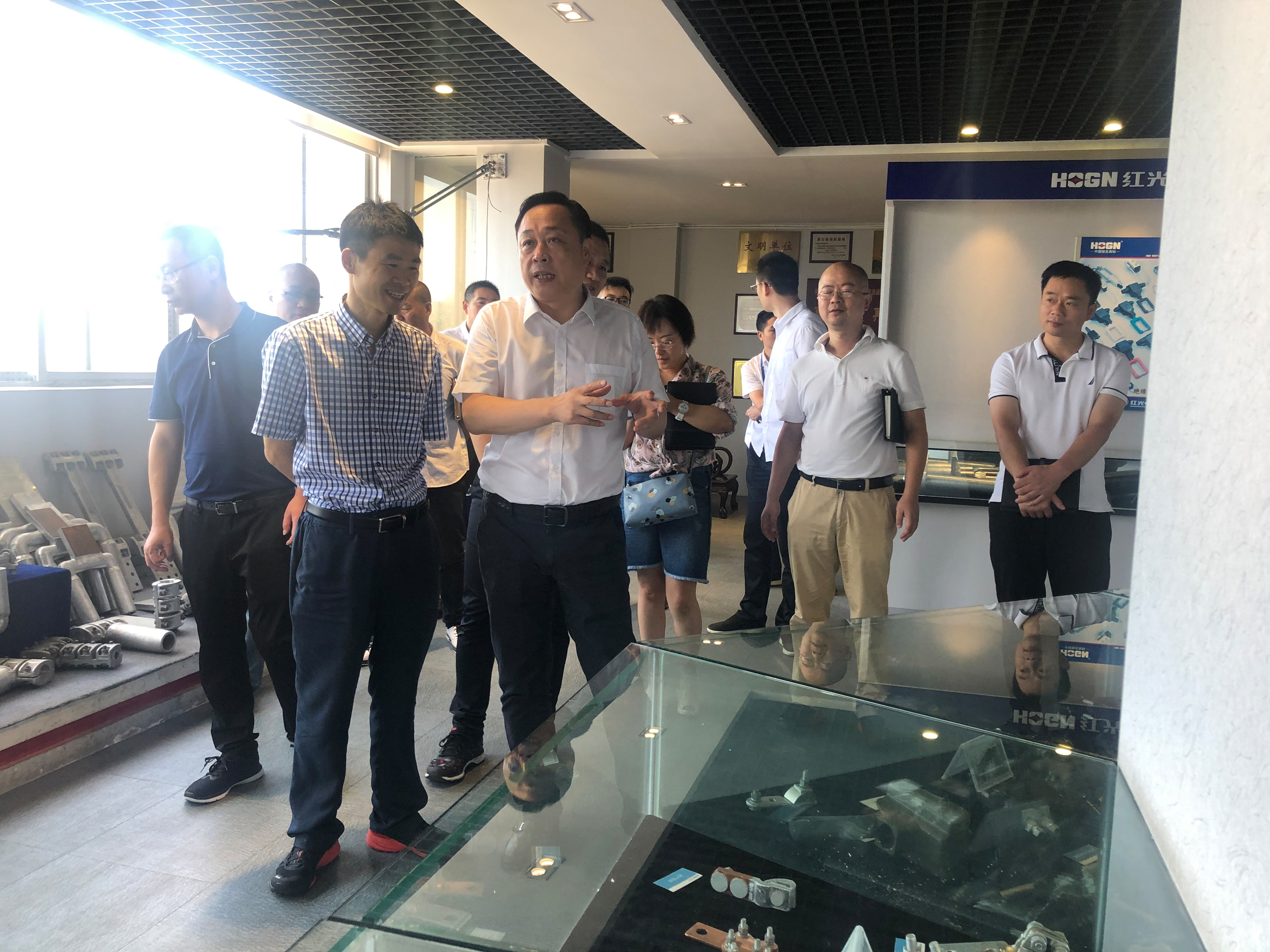 国家电力器材产品清静性能质量监视磨练中心执行董事、党委书记钟晖一行 莅临五五世纪调研_五五世纪新闻_新闻资讯_五五世纪电气集团